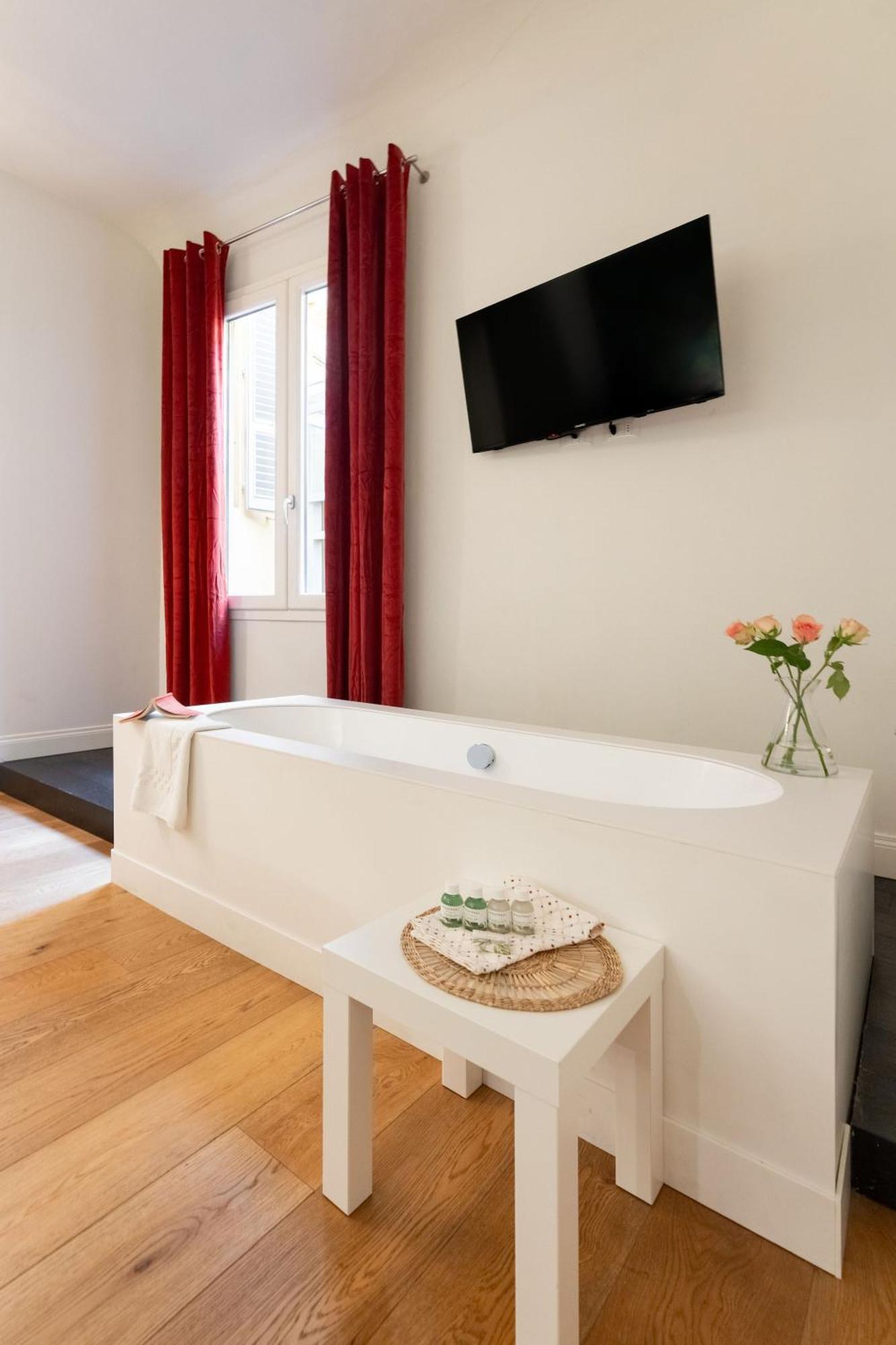 Tb-One Bedroom Luxury Apartment In The Fashion District Флоренция Екстериор снимка